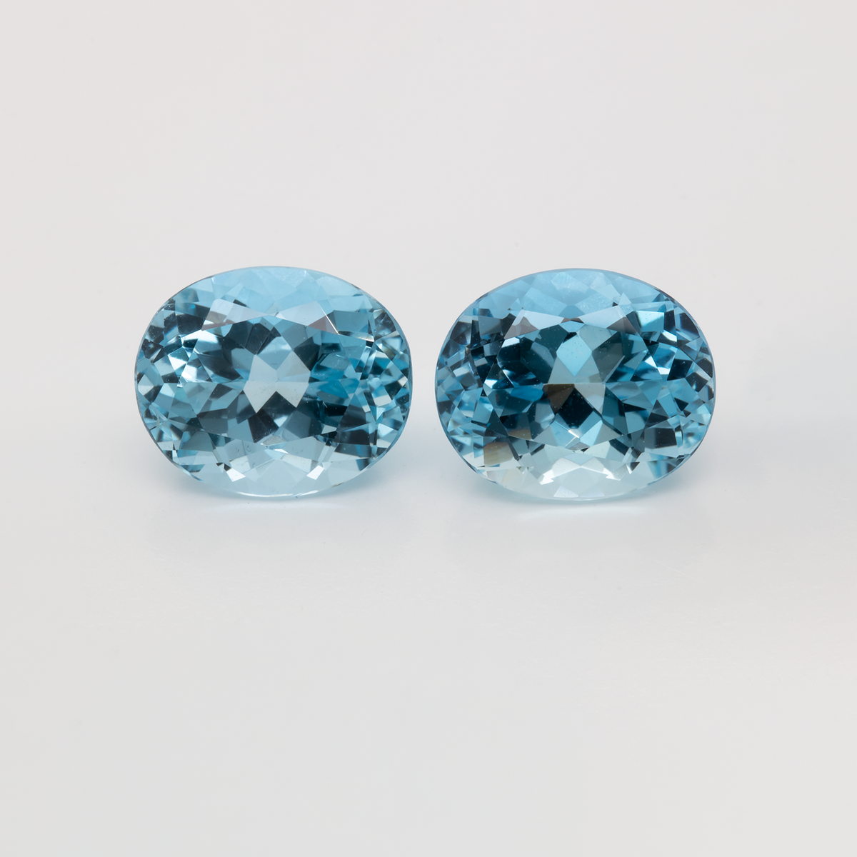 Aquamarin Paar - AAA, oval, 11.5x9.5 mm, 8.70 ct, Nr. A99056
