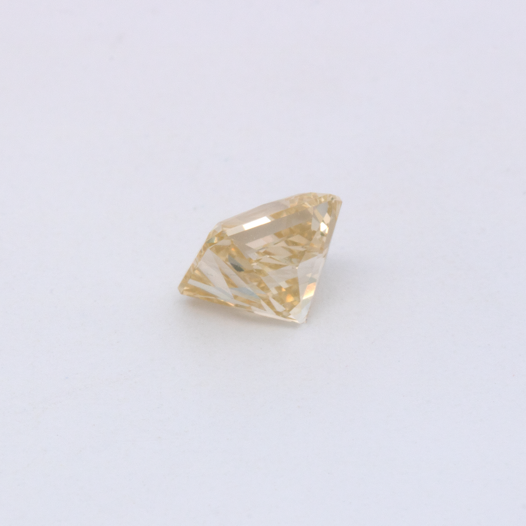 Diamant - leicht getönt gelb, achteck, 4.8x4 mm, 0.56 ct, Nr. DT1001
