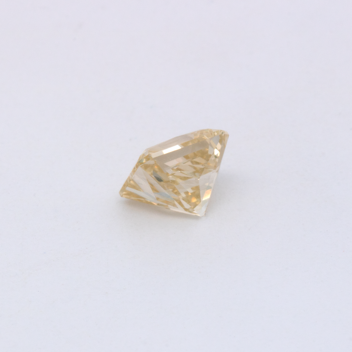 Diamant - leicht getönt gelb, achteck, 4.8x4 mm, 0.56 ct, Nr. DT1001