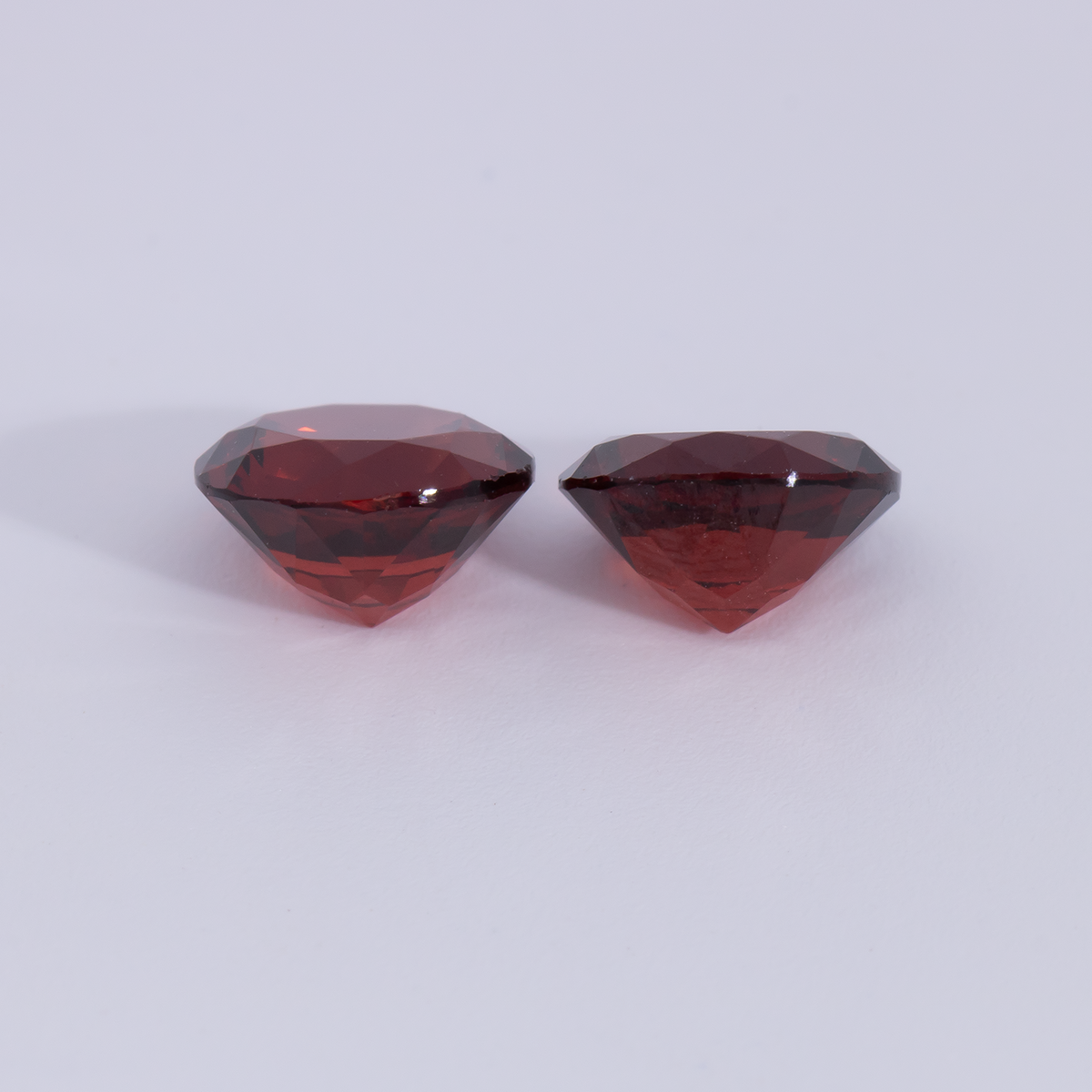 Garnet Pair - red, round, 6x6 mm, 1.95 - 2.14 ct, No. GR32005