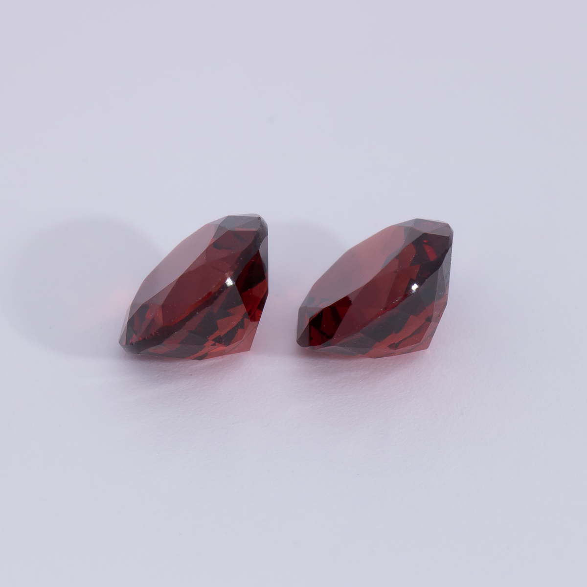 Garnet Pair - red, round, 6x6 mm, 1.95 - 2.14 ct, No. GR32005