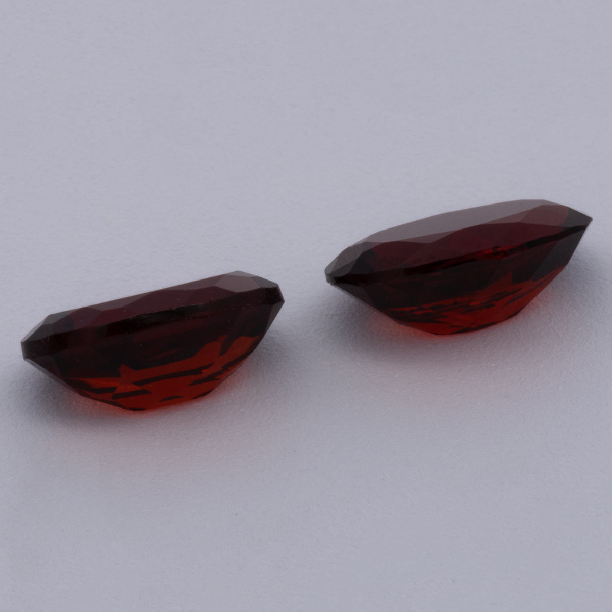 Granat Paar - rot, oval, 6x4 mm, 1.05 - 1.09 ct, Nr. GR32008