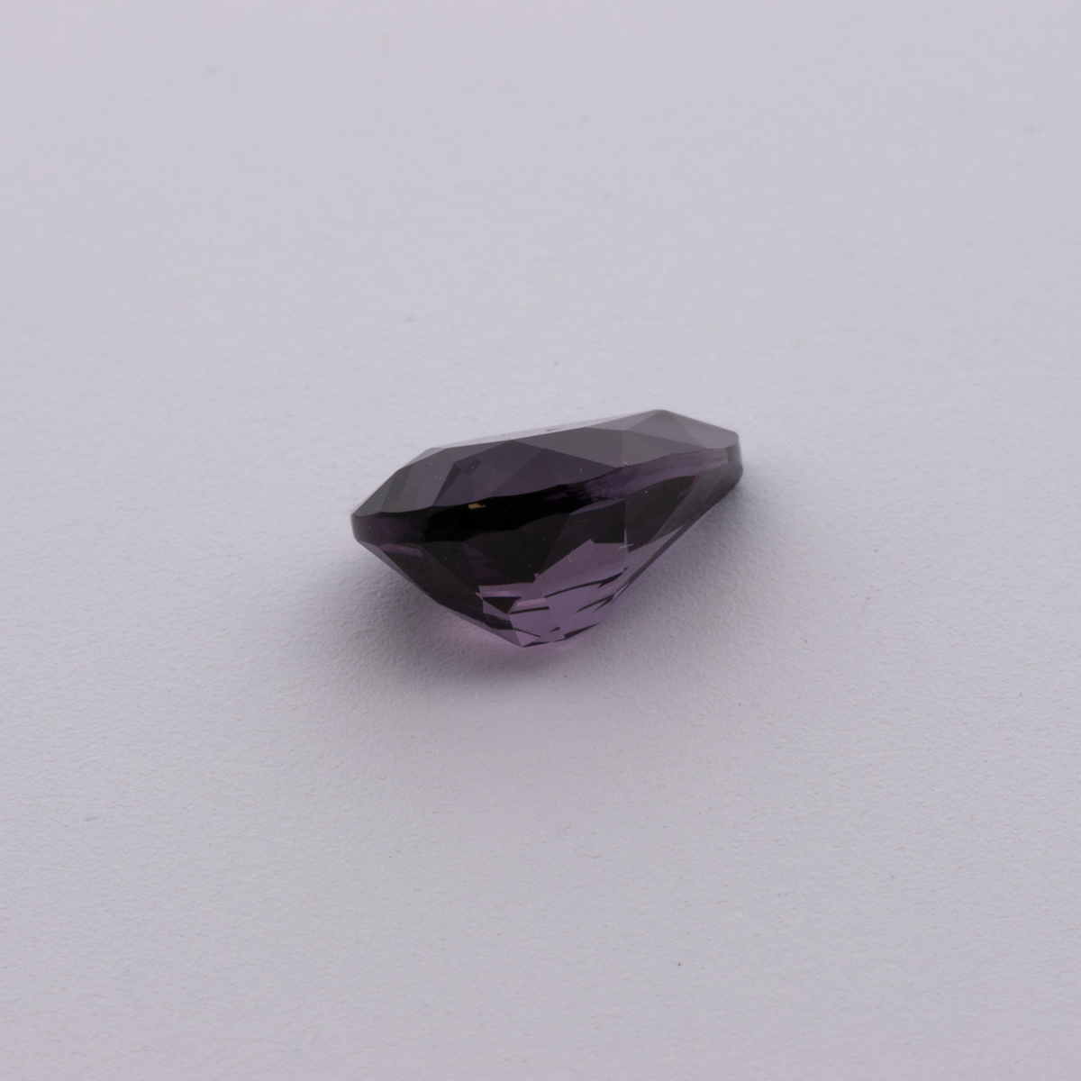 Spinell - lila, birnform, 8.5x6 mm, 1.39 ct, Nr. SP90138