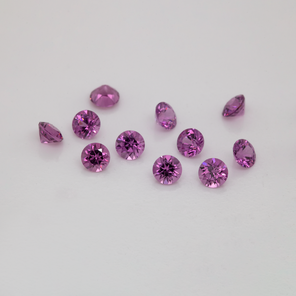 Royal Purple Garnet - lila, rund, 2.4x2.4 mm, 0.064-0.075 ct, Nr. RP63001