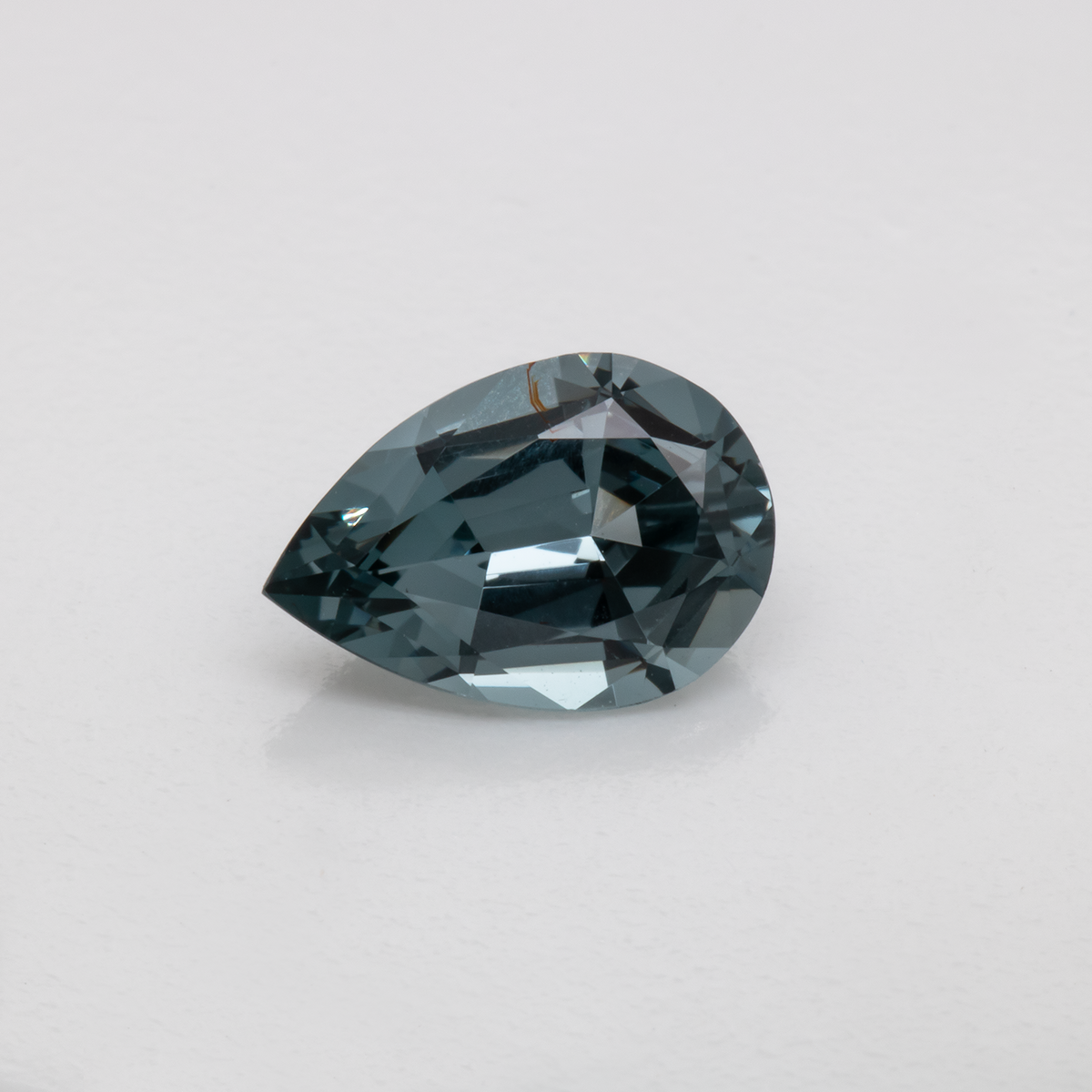 Spinell - grau, birnform, 9.4x6.5 mm, 1.61 ct, Nr. SP90045
