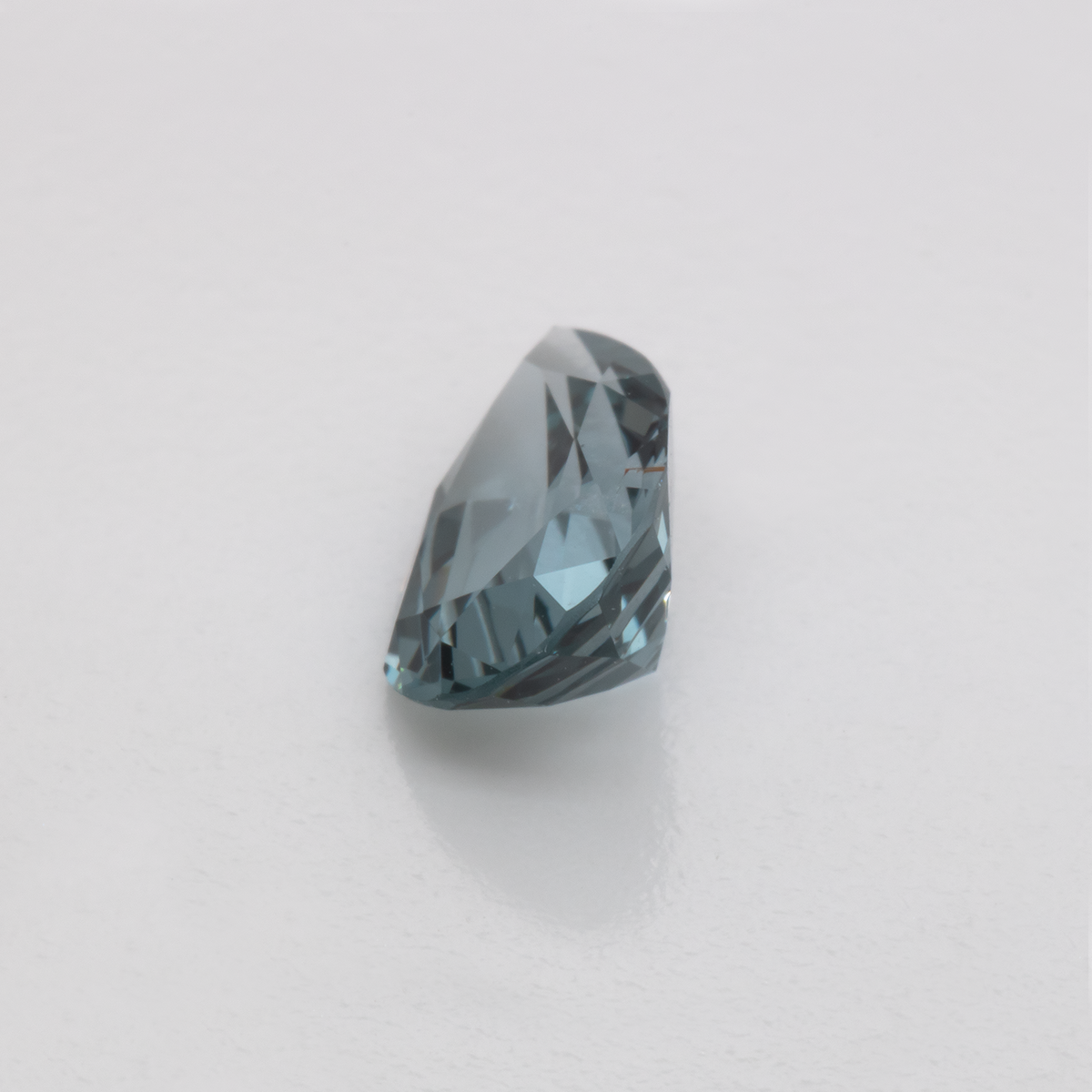 Spinell - grau, birnform, 9.4x6.5 mm, 1.61 ct, Nr. SP90045