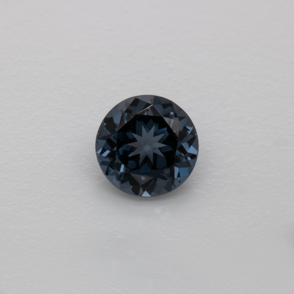 Spinell - grau, rund, 5.5x5.5 mm, 0.67 ct, Nr. SP90050