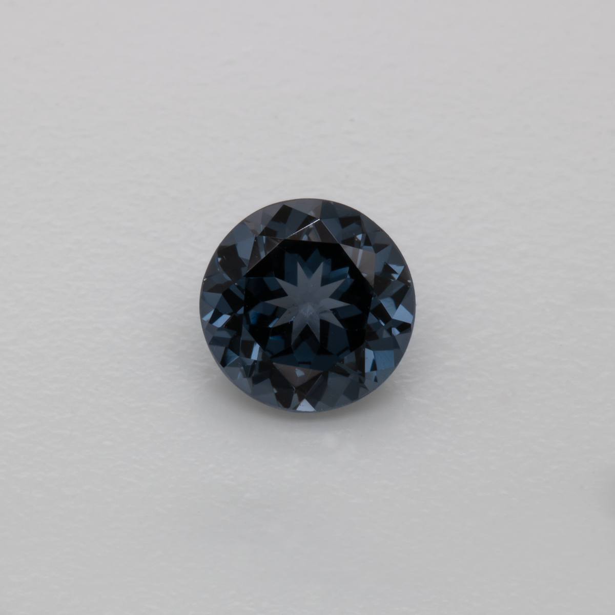 Spinell - grau, rund, 5.5x5.5 mm, 0.67 ct, Nr. SP90050
