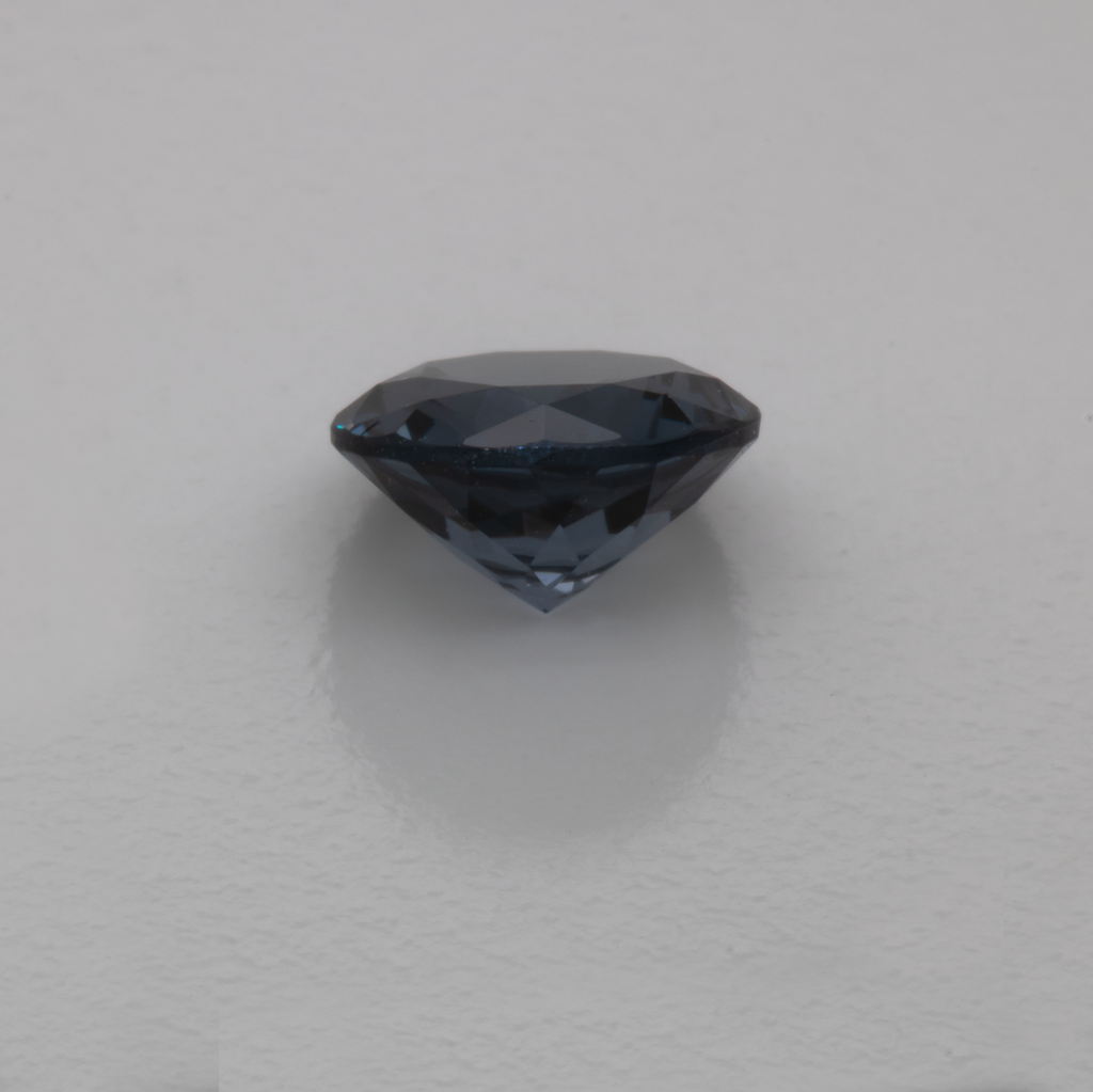 Spinell - grau, rund, 5.5x5.5 mm, 0.67 ct, Nr. SP90050