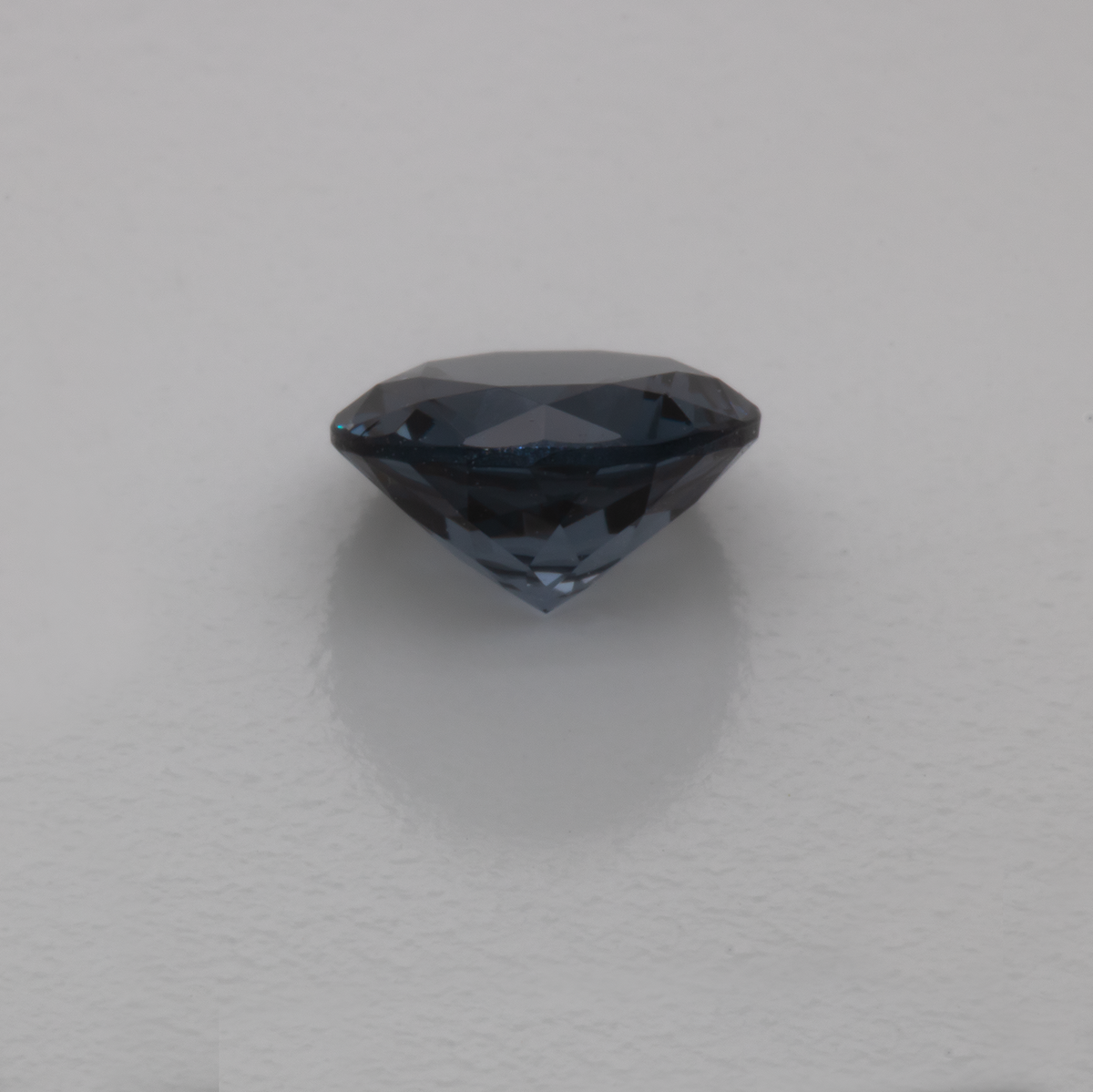 Spinell - grau, rund, 5.5x5.5 mm, 0.67 ct, Nr. SP90050