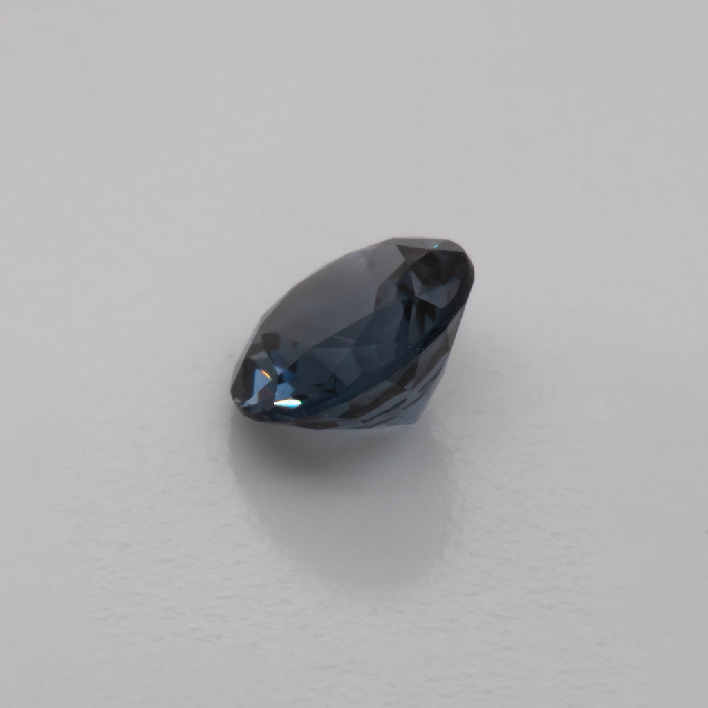 Spinell - grau, rund, 5.5x5.5 mm, 0.67 ct, Nr. SP90050