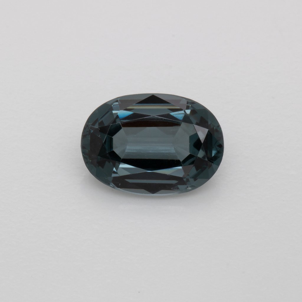 Spinell - grau, oval, 8.5x6 mm, 1.53 ct, Nr. SP90055