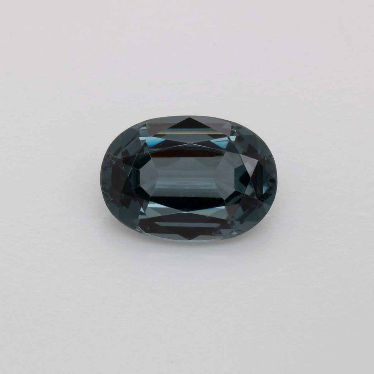 Spinell - grau, oval, 8.5x6 mm, 1.53 ct, Nr. SP90055