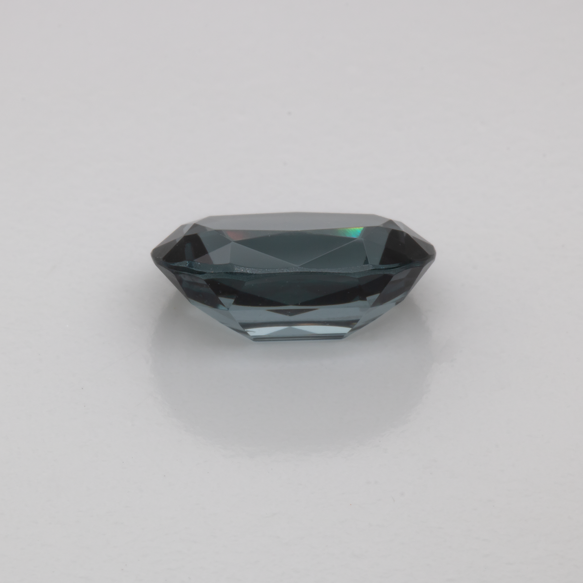 Spinell - grau, oval, 8.5x6 mm, 1.53 ct, Nr. SP90055