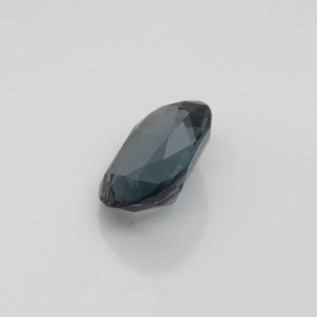 Spinell - grau, oval, 8.5x6 mm, 1.53 ct, Nr. SP90055