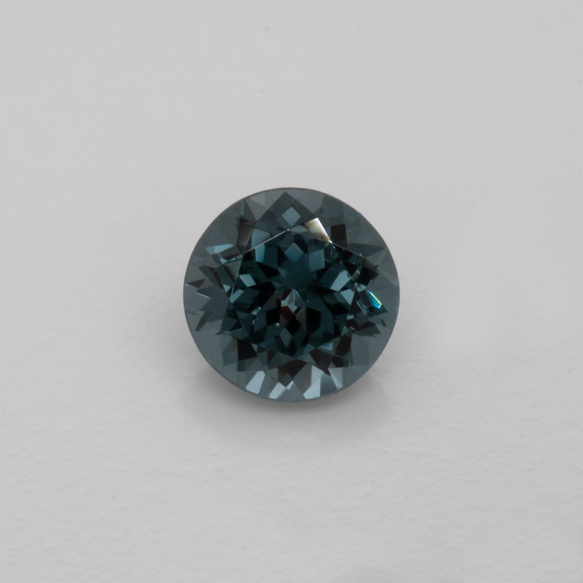 Spinell - grau, rund, 5.1x5.1 mm, 0.60 ct, Nr. SP90056