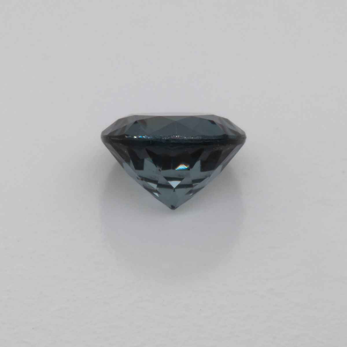 Spinell - grau, rund, 5.1x5.1 mm, 0.60 ct, Nr. SP90056