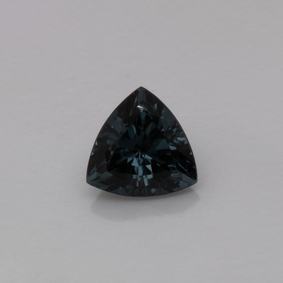 Spinell - grau, trillion, 5.1x5.1 mm, 0.47 ct, Nr. SP90057