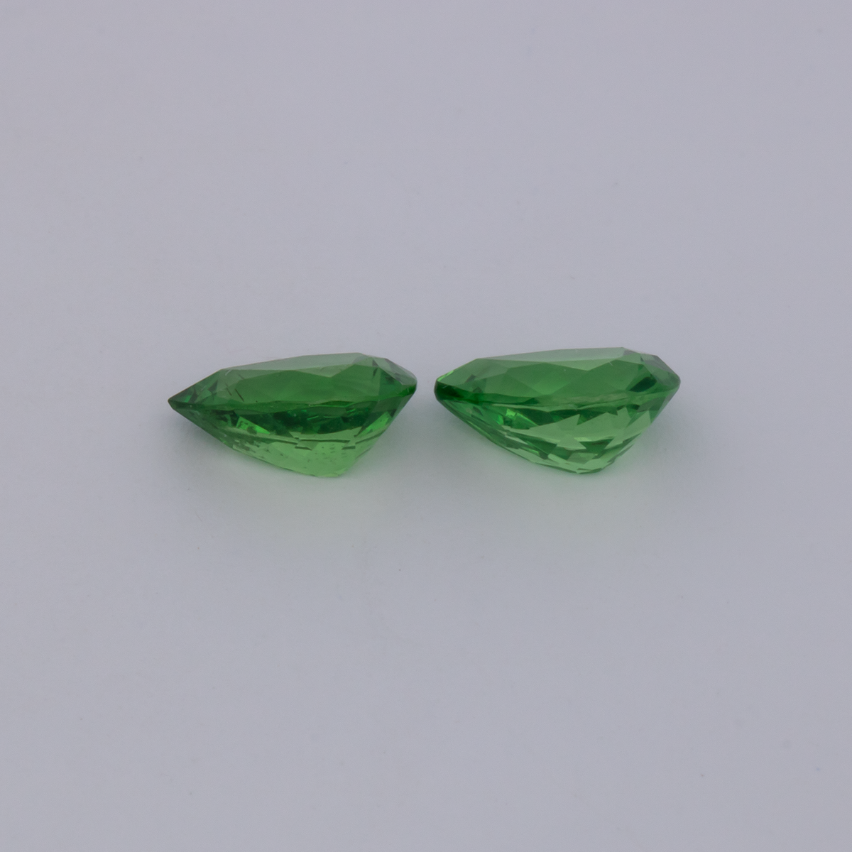 Tsavorit Paar - grün, birnform, 7x5 mm, 1.58 ct, Nr. TS91019