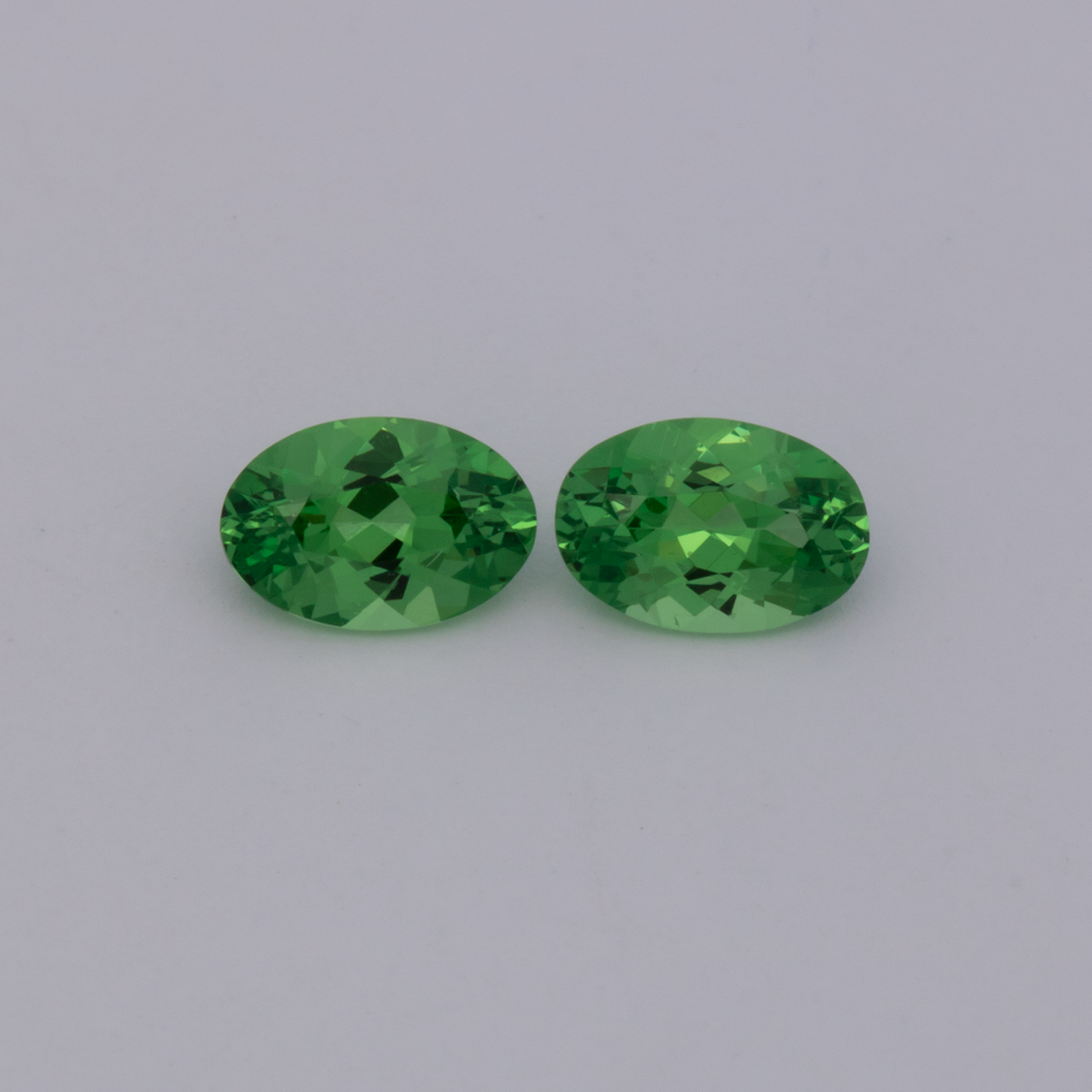 Tsavorit Paar - grün, oval, 6x4 mm, 0.97 ct, Nr. TS91022