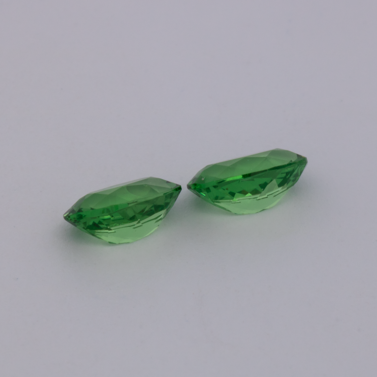 Tsavorit Paar - grün, oval, 6x4 mm, 0.97 ct, Nr. TS91022
