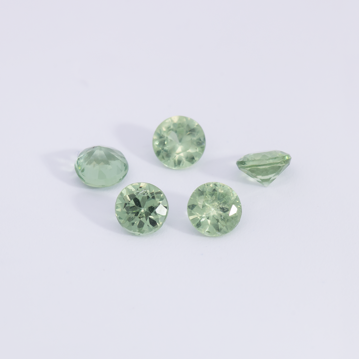 Saphir - grün, rund, 3x3 mm, 0.13 - 0.16 ct, Nr. XSR11258