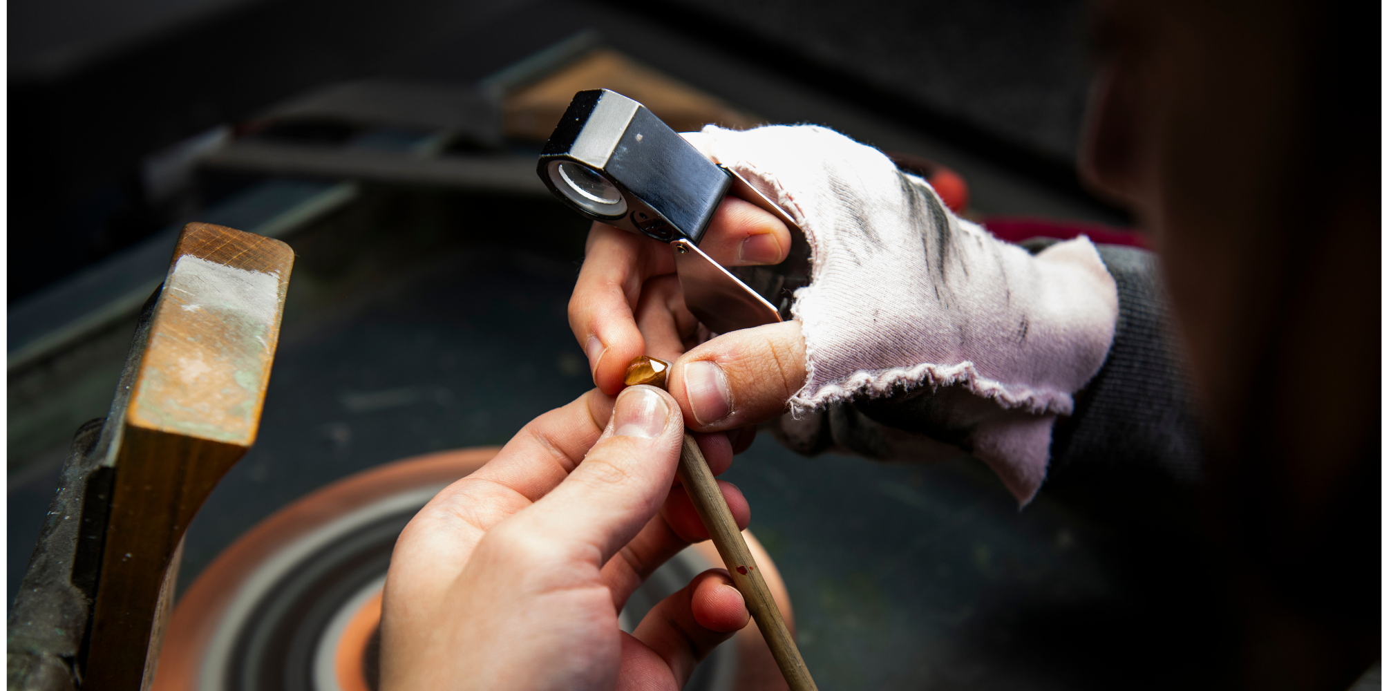 A cutter ebouches a gemstone